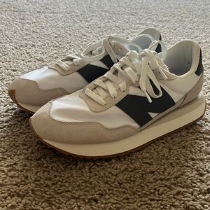New Balance White Grey 237 Sneaker. Mens 8.5 Womens 10.